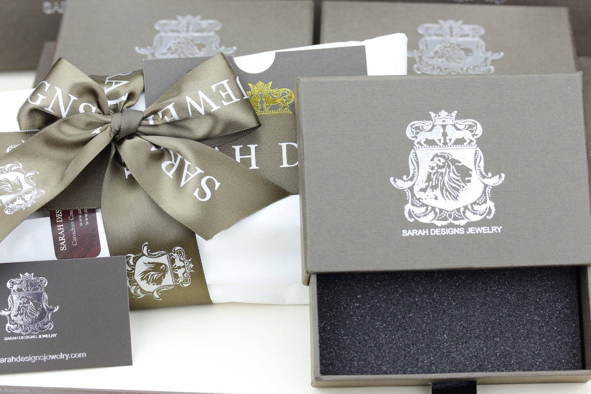 SARAH DESIGNS JEWELRY - Venta al por mayor Collares con colgantes/abalorios - Colgante y cadena de plata tallada en forma de concha victoriana con forma de mujer N3546