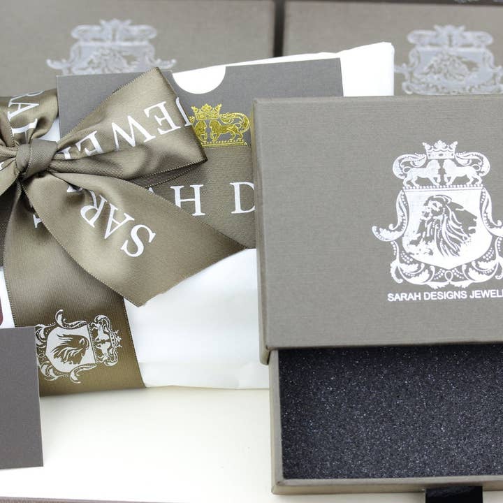 SARAH DESIGNS JEWELRY - Venta al por mayor Collares con colgantes/abalorios - Colgante y cadena de plata tallada en forma de concha victoriana con forma de mujer N3546