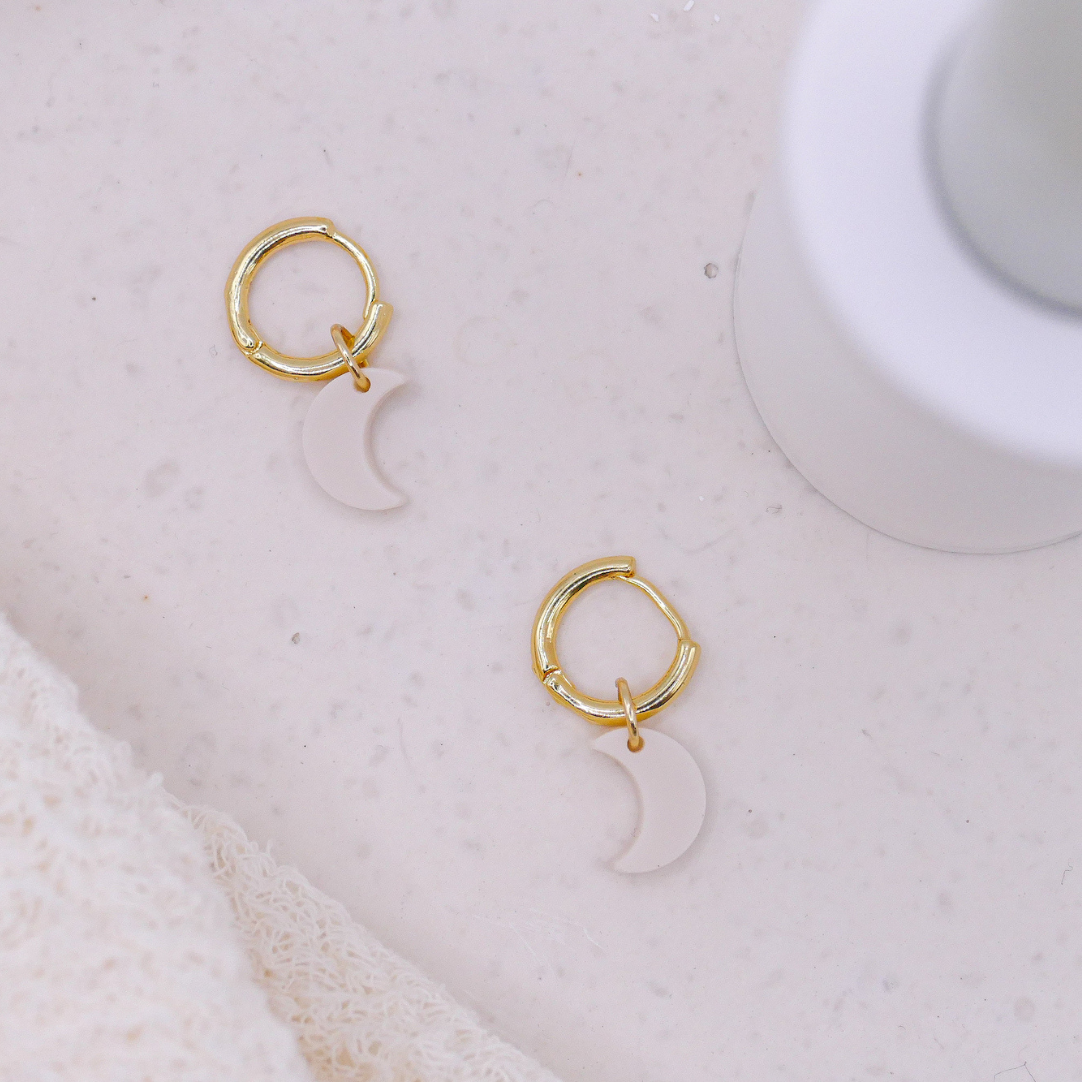 Tilda&Theo - Wholesale Huggie Earrings - Moon Creole Acrylic Half Moon Earrings - 18k Gold Plated Moon3
