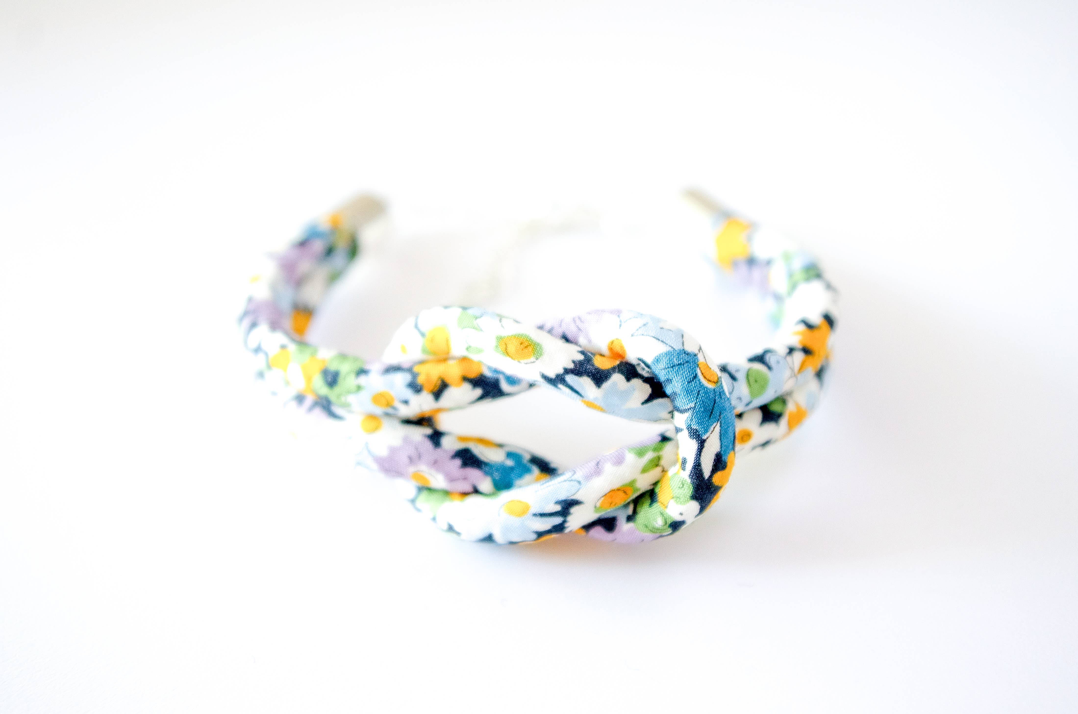 Bunny Bosworth – wholesale Woven/braided bracelet – Reef Knot Bracelet in Liberty Print Fabric - Deco Florals1