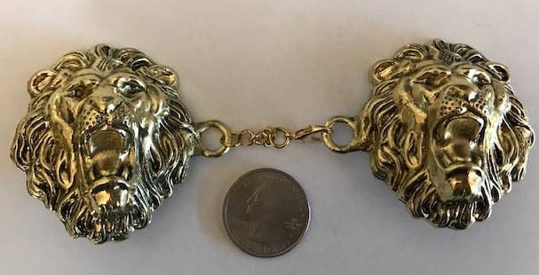 Silver Lady Inc. - Venta al por mayor Broches - Impresionante broche de capa de león de color dorado.0