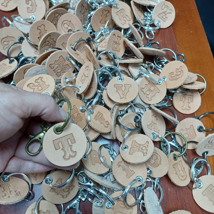 Porte-clés Western Full Alphabet en cuir tanné végétalien pour la vente par Tania Alejandra - Texas Luxury Goods