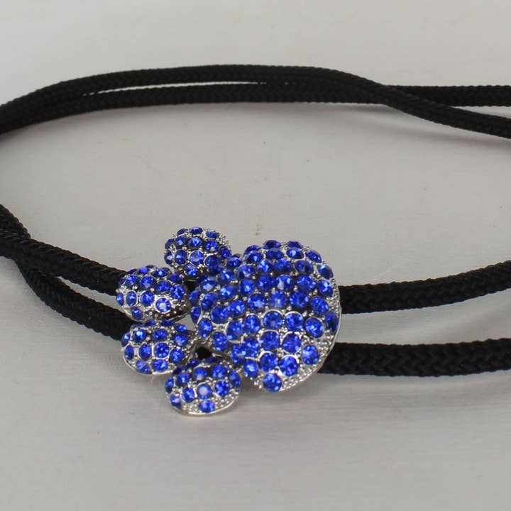 HHH Designs - Venta al por mayor Collar en Y - Corbata tipo bolo azul con estampado de patas de strass, fabricada en EE. UU., cada una1