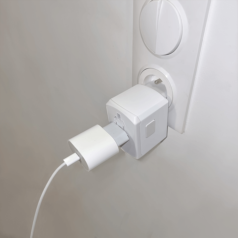 branco TRIPPER - Adaptador de viagem universal para venda a revendedores na Faire6