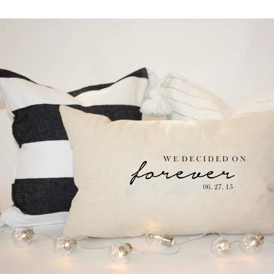 Date personnalisée Nous avons décidé de Forever Rein Taie d'oreiller pour la vente par Design District Co