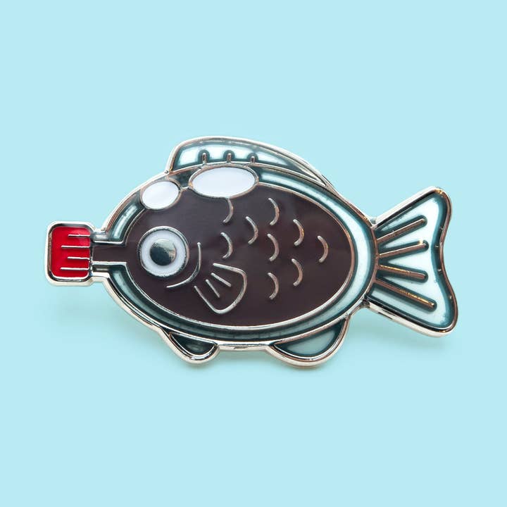 Emailspeldje Soy Fish - reversspeld met sterrenbeeld leeuw voor wholesale door Leon Römer Illustraties