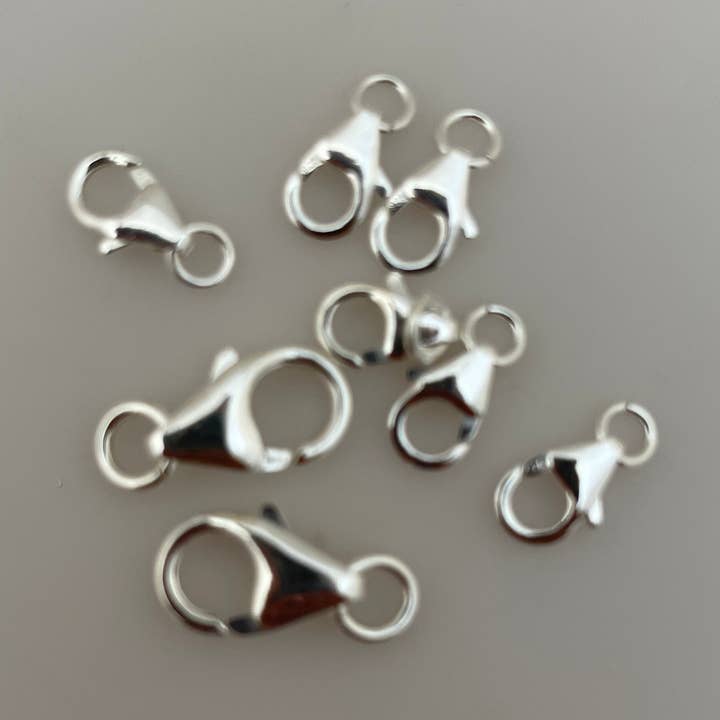 Karabinerverschlüsse aus Sterlingsilber | Verschlüsse aus 925er-Sterlingsilber | Verschlüsse mit offenem Ring | In fünf Größen erhältlich: 3,2 m, 3,8 m, 4,8 m, 5,8 m, 6,3 mm für den Großhandel von Purity Beads