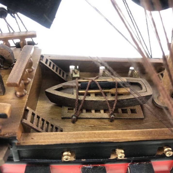 Hampton Nautical – Großhandel Tischdeko – Hölzerner Captain Hooks Jolly Roger von Peter Pan Black Sails Limited Modell Piratenschiff 26"2