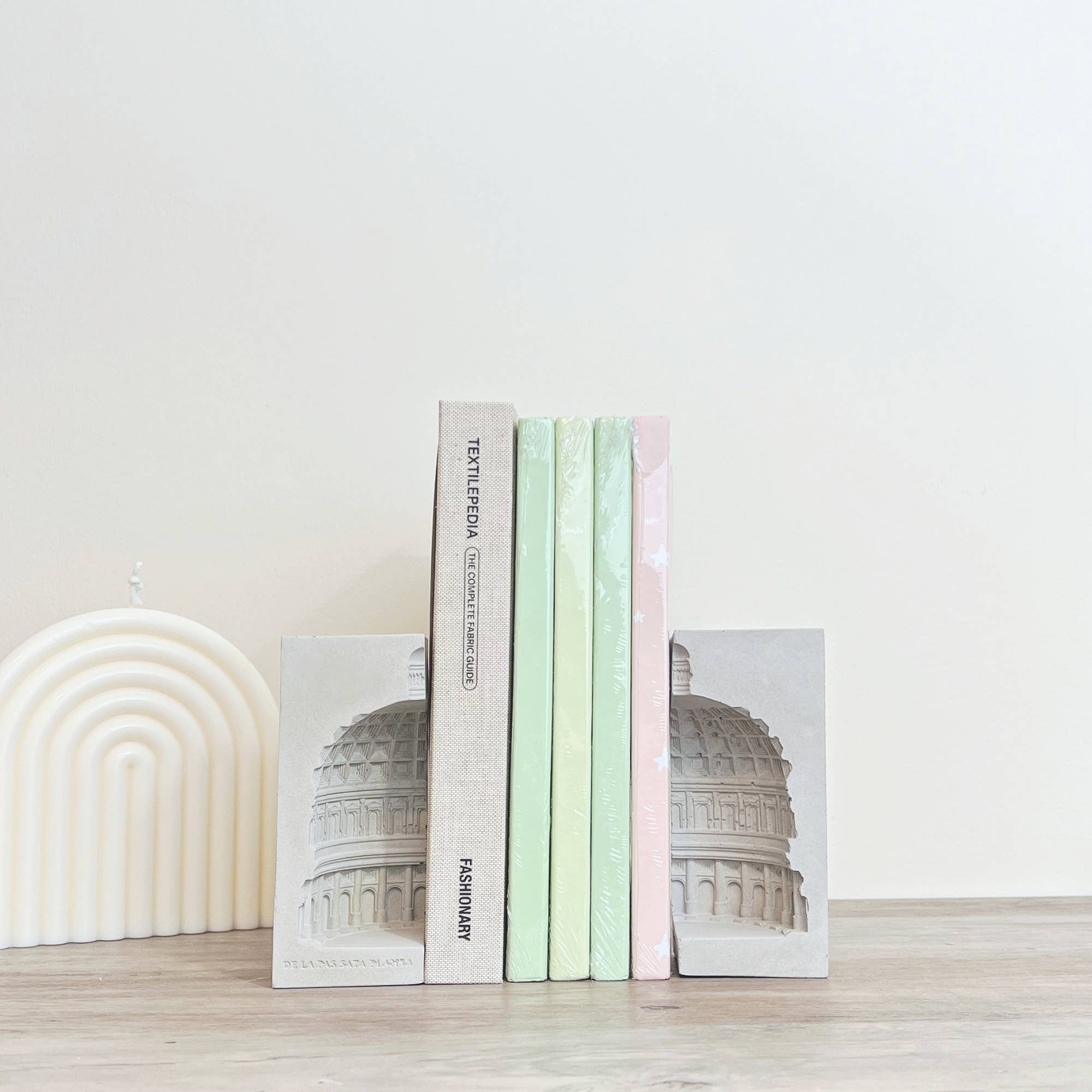 Eli and Things – Engroshandel Bogstøtte – Roman Dome Beton Bookends - Arkitektonisk bogafslutning9