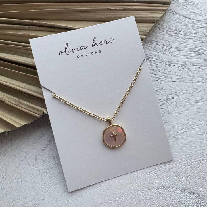 Collier Croix Ronde en Nacre Plaqué Or pour la vente par Olivia Keri Designs