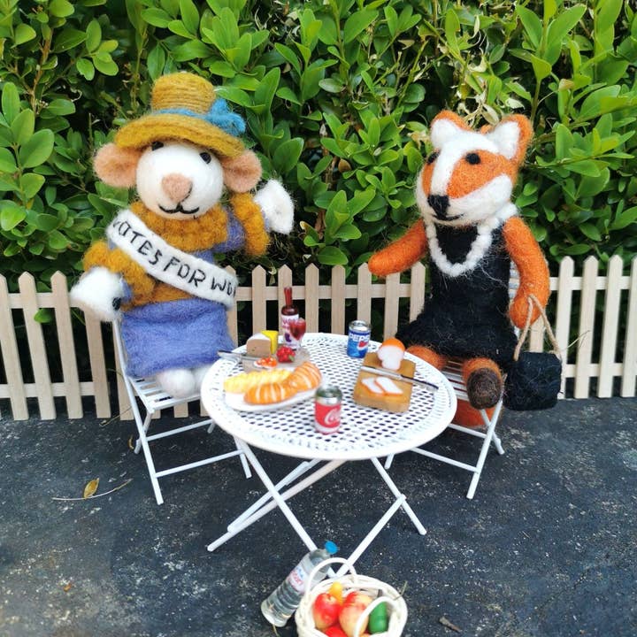 Felt So Good – wholesale Prydnad – Handgjord ullfigur Emmeline, suffragettråtta som hängande dekoration2