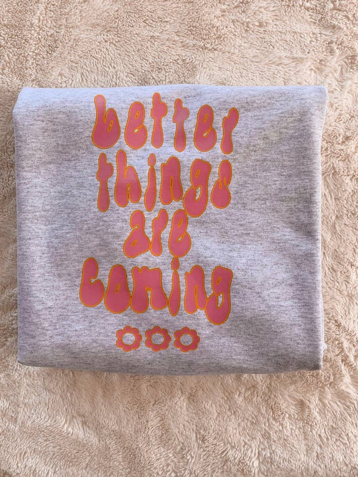 Camisola de Primavera Floral Better Things Ares Coming com gola redonda por atacado de Rad Vibes Only