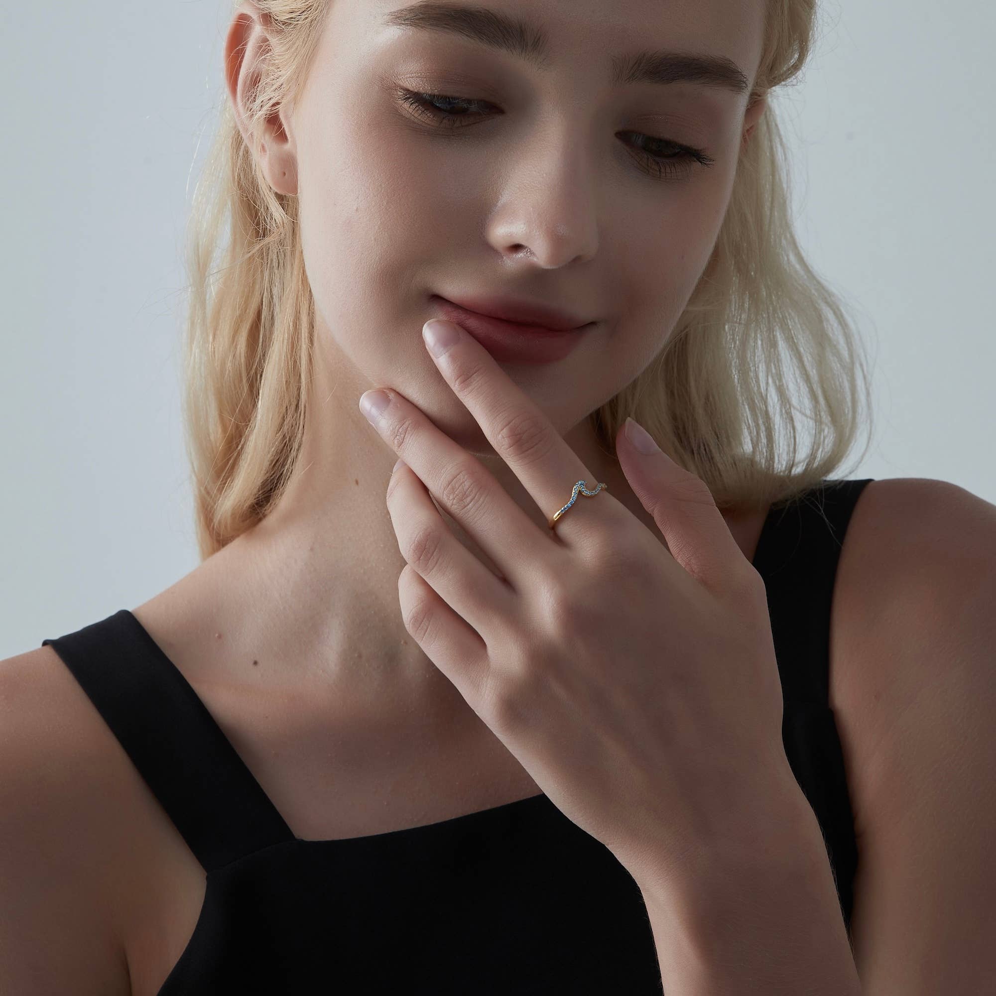 Perimade & Co. LLC – Engroshandel Båndring – Blå Sten Havbølge Strandring i 925 Sterling Sølv3