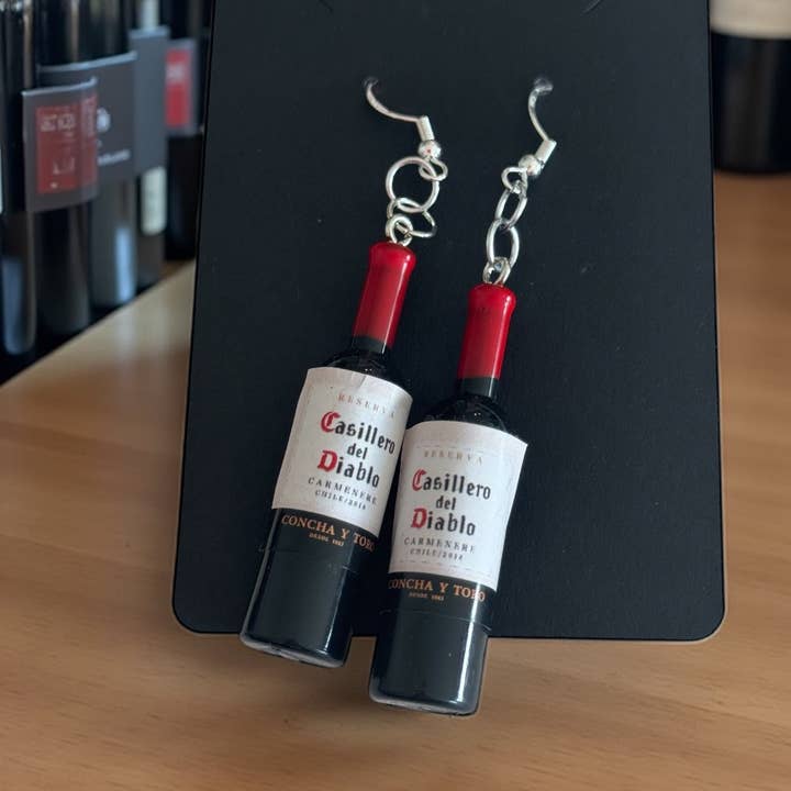 Vinflaske Øreringe – Håndlavet Sjovt Statement Smykke for engroshandel hos Crafting Queens