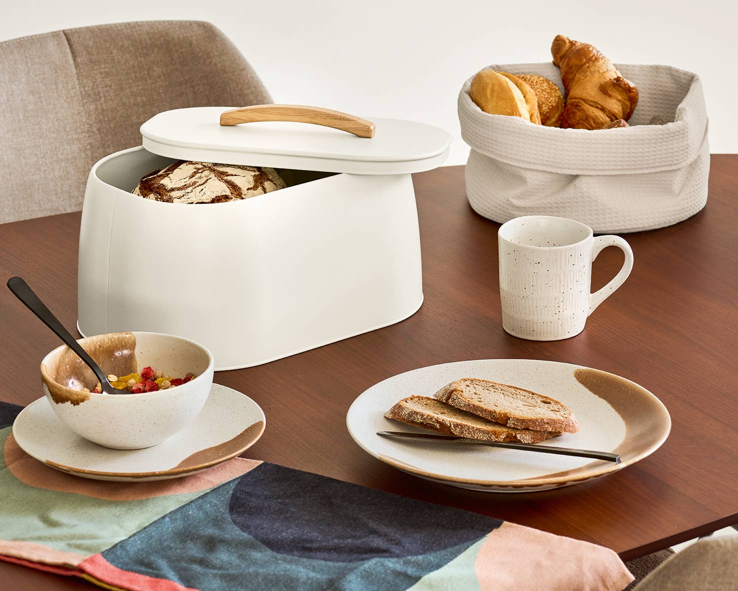 mousse Bread box, metal/rubberwood, cream for wholesale on Faire1