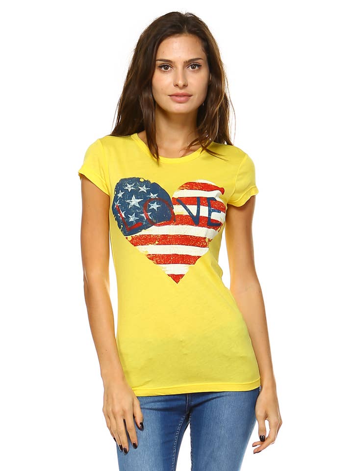 T-shirt jaune col rond manches courtes w/Love American Drapeau pour la vente par Urban X Apparel