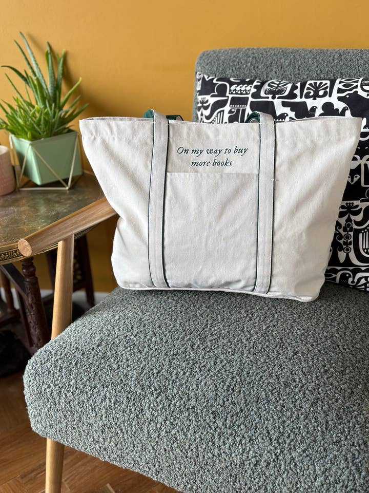 På vej for at købe flere bøger - Heatherfall Tote Taske for engroshandel hos Sovende Bjorn