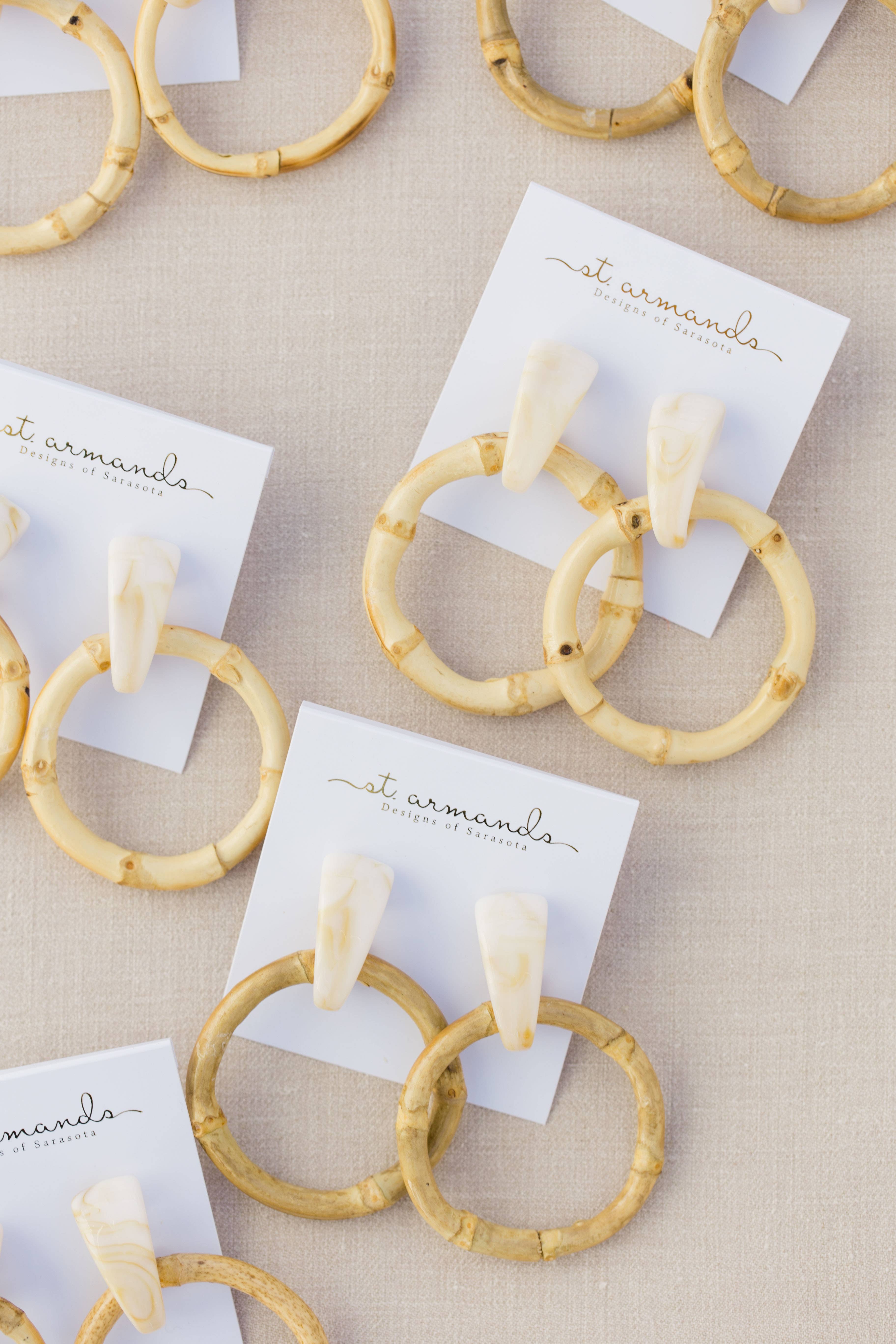 St Armands Designs of Sarasota - Vendita all'ingrosso Orecchini pendenti - Orecchini pendenti in bambù marrone chiaro1