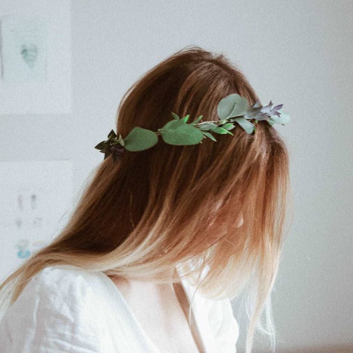Hidden Botanics – wholesale Pannband - Dam – Boho Eucalptus blommakrona, grön blommakrona, grönska, eukalyptuskrona, silver dollar eukalyptus, bröllopskrona, bohoblommakrona