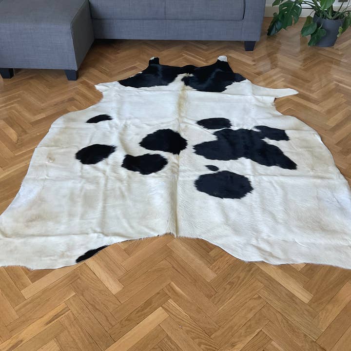 GRINFURS SL – wholesale Matta – Ko läder matta svart och vitt