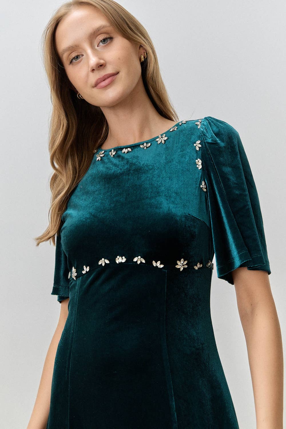 Polagram by Wellmade USA - Vente Robe – femme - ROBE MIDI EN VELOURS ORNÉE À MANCHES VOLANTES3