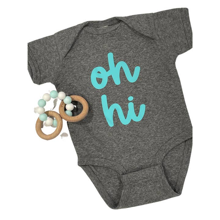 The Mini Mart Studio - Vendita all'ingrosso Tutina (senza piedini) - Neonati - Oh Hi Baby Onesie | Simpatico body da neonato | Completo da ritorno a casa | Regalo per bebè | Tutina per bebè Hello | Tutina per neonato unisex | Body per neonato