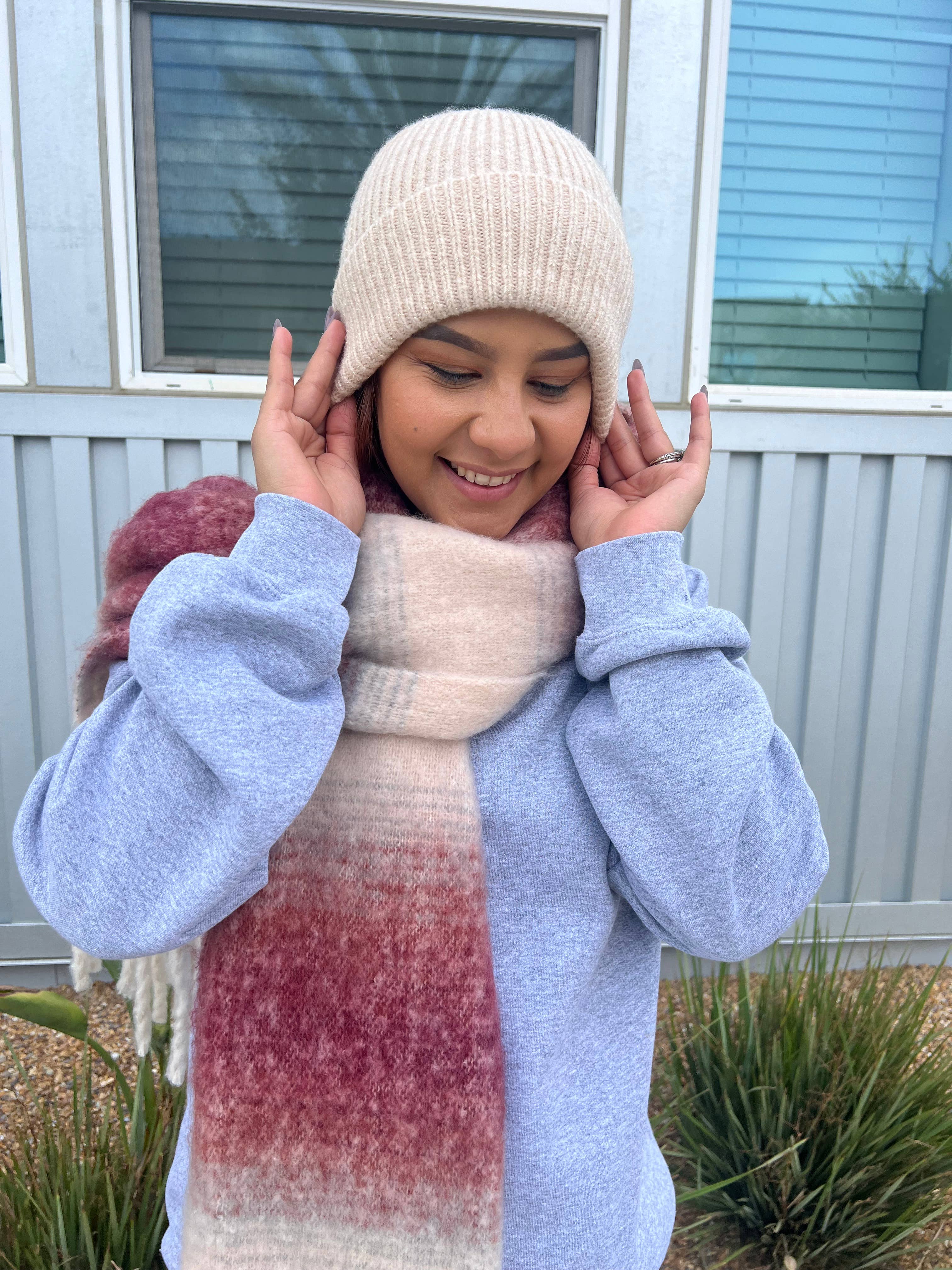 Justin & Taylor – Engroshandel Beanie - Dame – Rich Luxe hue med lurex-detaljer1