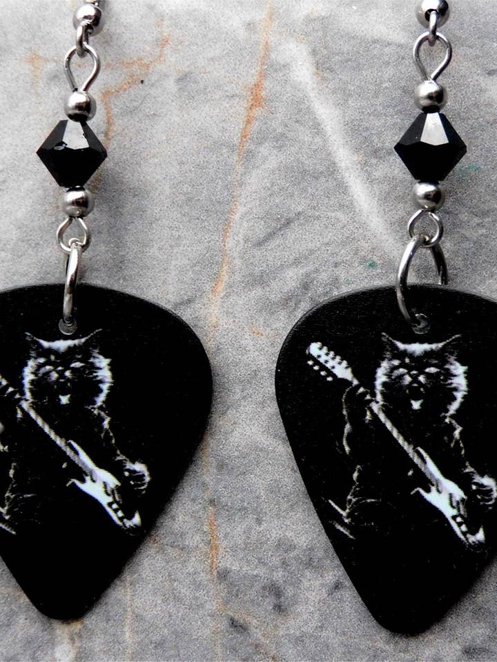 Orecchini con plettro per chitarra con gatto nero che suona la chitarra elettrica per la vendita all'ingrosso da parte di Simply Raevyn