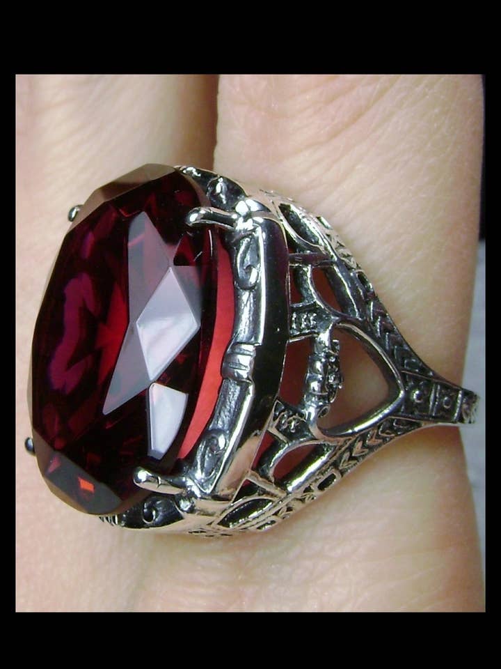 Bague en rubis, gemme ovale de 24 carats, bijou victorien, D76 pour la vente par Silver Embrace Jewelry