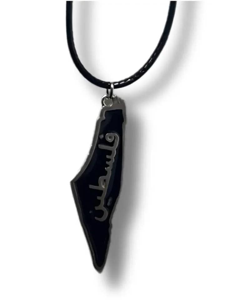 Collana Palestinese Nera Artigianale con "Palestina" in Arabo – Eleganza Culturale Senza Tempo per la vendita all'ingrosso da parte di Palestinian Elegance