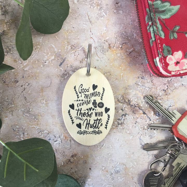 Nyckelring i trä - Hustle för wholesale av Dios Designs