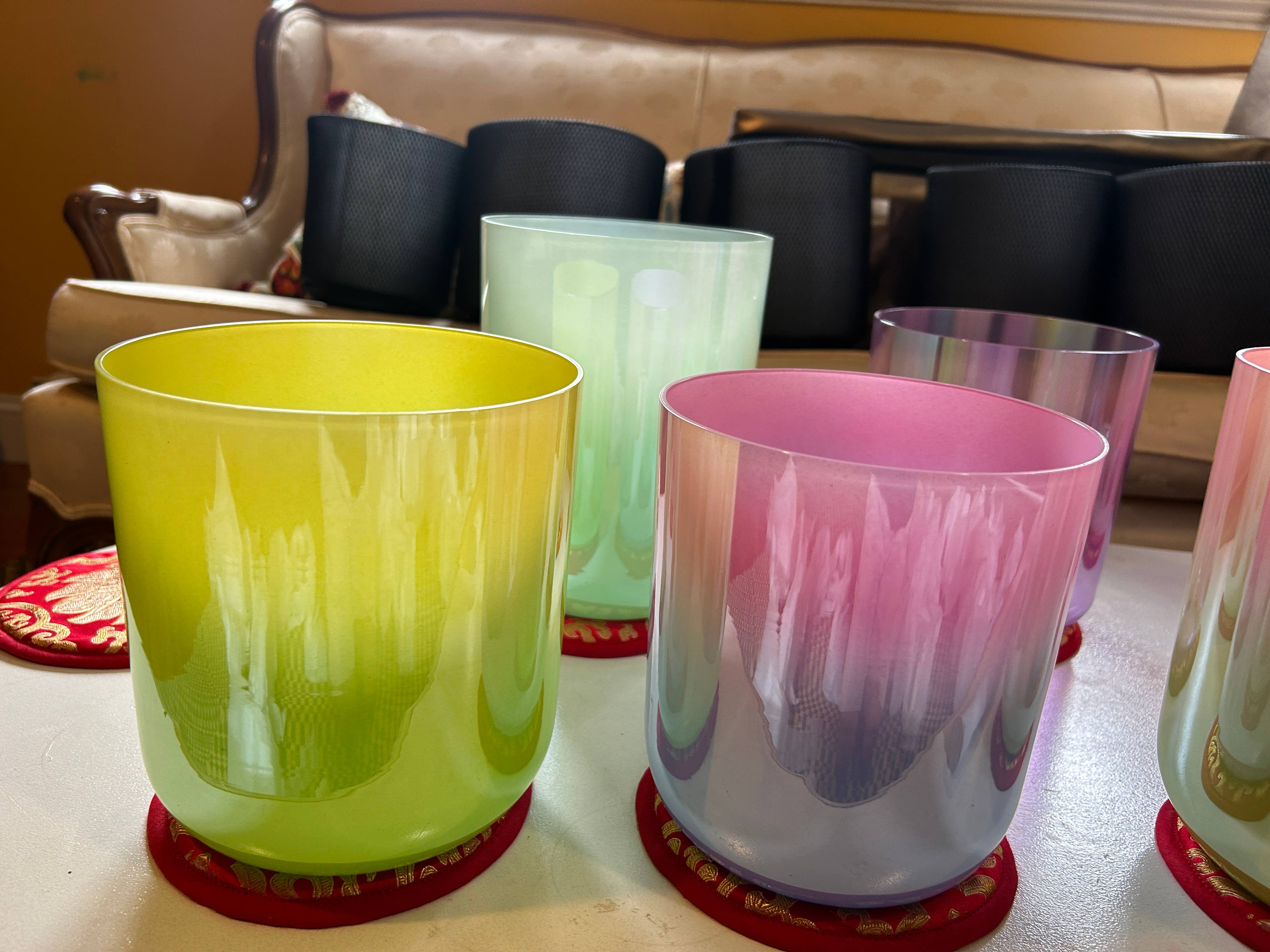 Heritage good Nepal – Großhandel Meditationszubehör – 432Hz Set mit 7 farbigen Alchemie-Kristall-Klangschalen 15–18 cm5