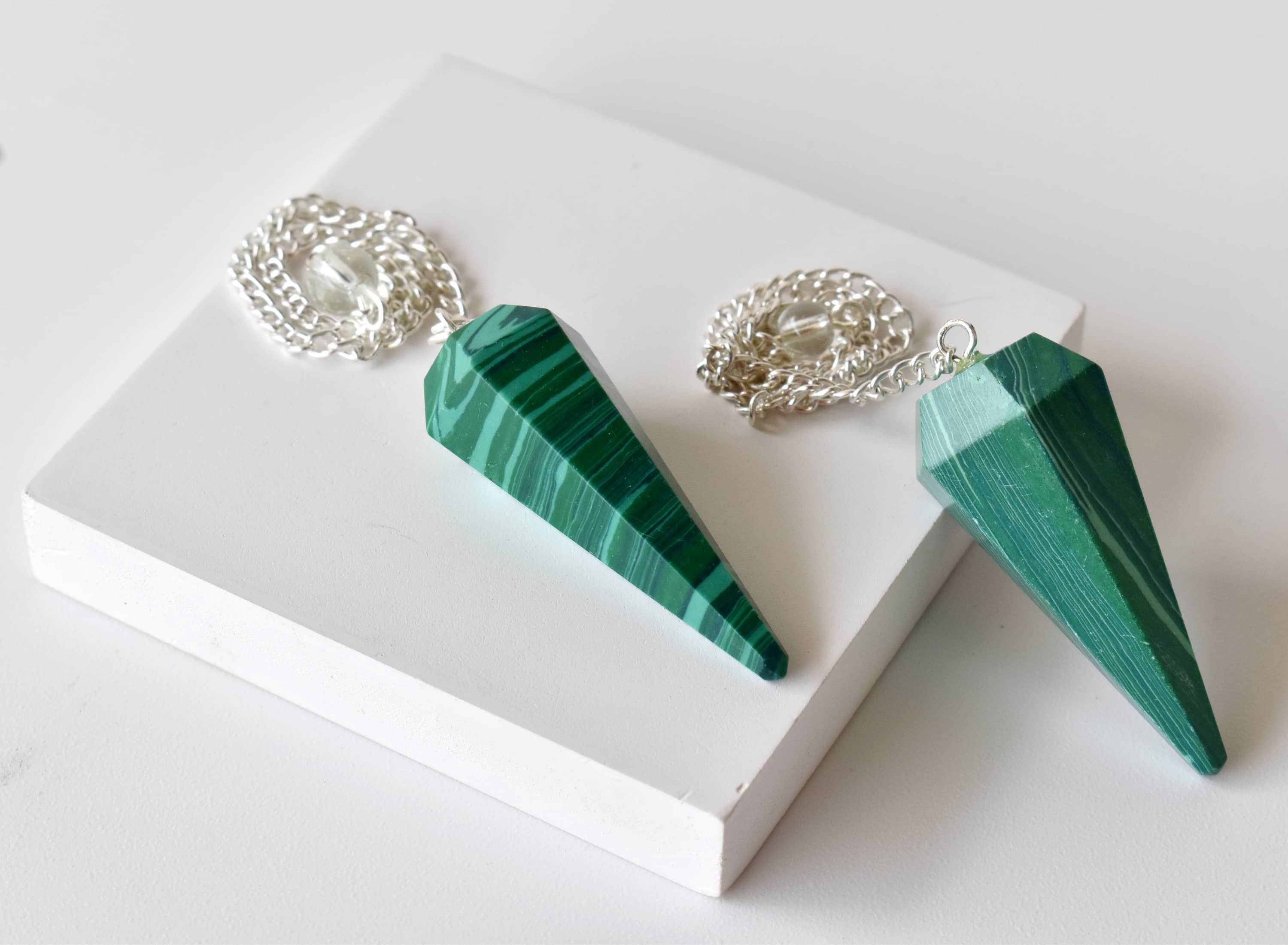 Soothing Crystals - Vendita all'ingrosso Pietra/cristallo spirituale - Lotto di 20 pezzi | Malachite sintetica | Pendolo di cristallo sfaccettato3