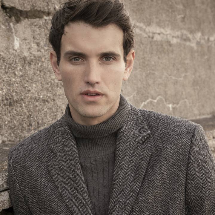 Owen Tweed Coat - Charcoal Wide Herringbone and other Purchase Wholesale gemyse jacken. Free Returns & Net 60 Terms on Faire trending on Faire.