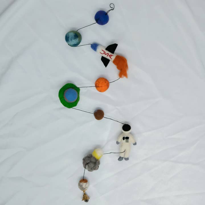 Vilt Astronauten Ruimte Slinger met Belletjes voor wholesale door Karma Nepal Crafts