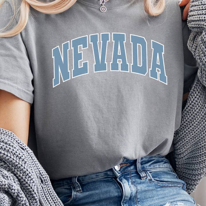 Camiseta Nevada Varsity Font Comfort Colors para venta al por mayor de Kissed Apparel
