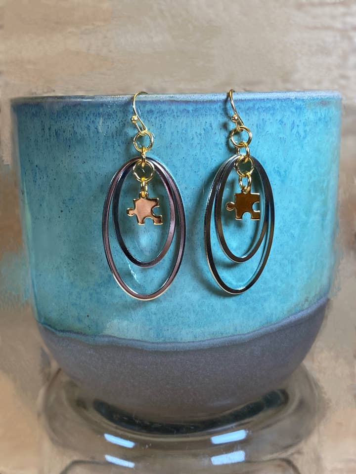 Boucles d'oreilles ovales en forme de puzzle ovale pour sensibiliser pour la vente par Earth & Sparkle