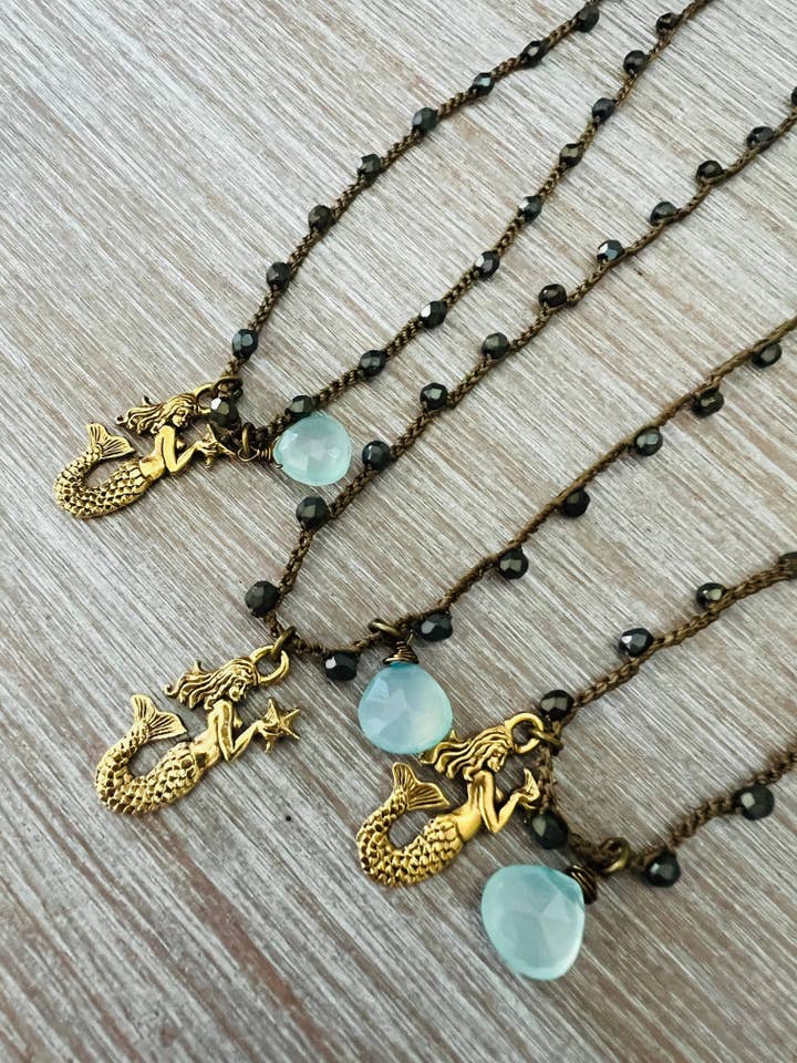 Collier de plage en forme de sirène étoilée et goutte de calcédoine pour la vente par Twist Style