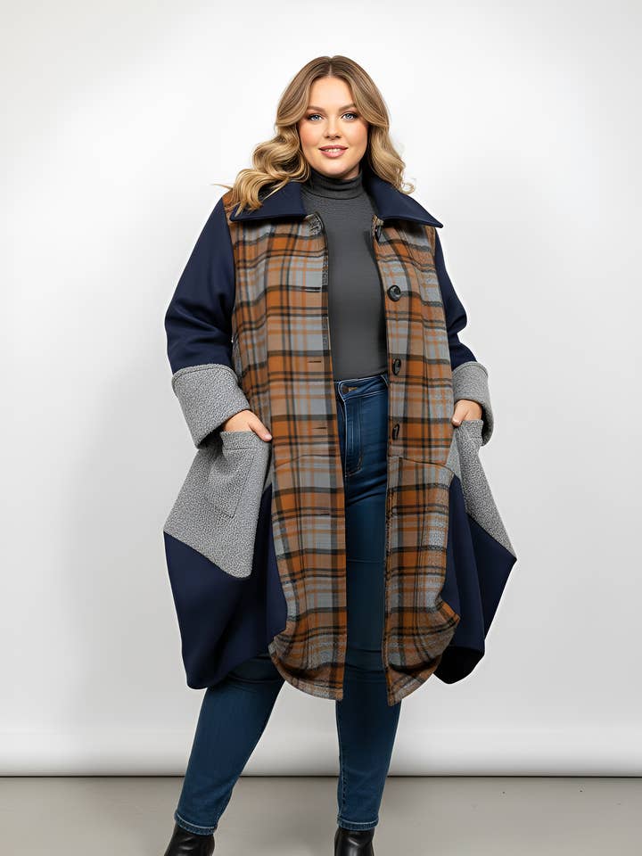 Asymmetrisk blå ullkappa i stora storlekar (T2463) för wholesale av Pomme Rouge Paris