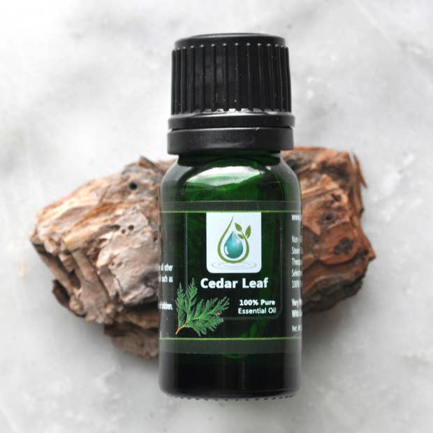 Cedar Leaf 100% Ren Eterisk Olja för wholesale av Jade Bloom