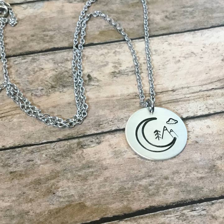 Pingente circular de picos de montanhas nevadas na cor prata por atacado de Jamie Haley Designs