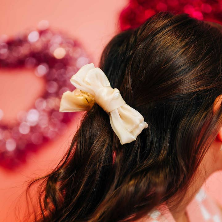 Ivory Bow Kloklämma för wholesale av Gussy Up Bow Co