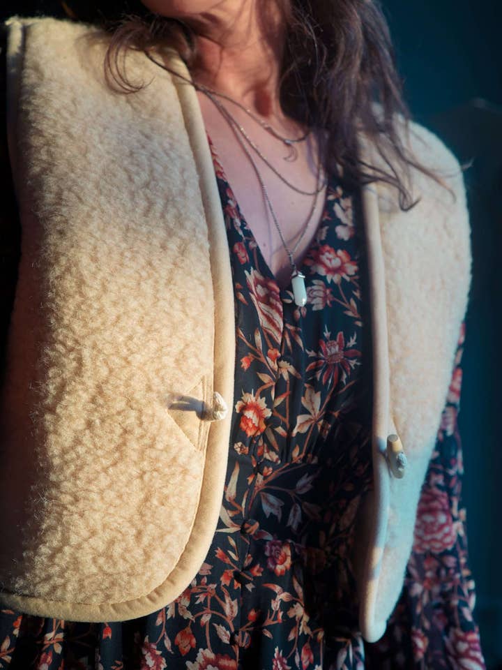 Wollen Bodywarmer - Latte Shorty für den Großhandel von We Are Wovens