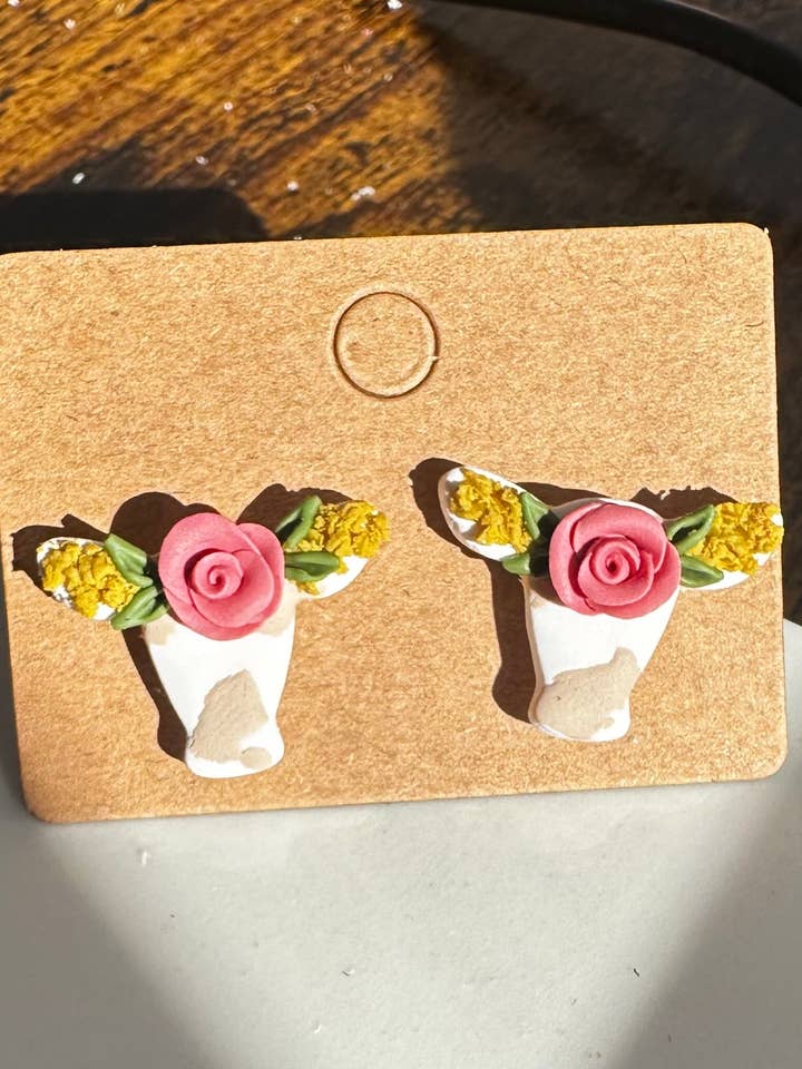 Cottage Core oorstekers met koeienmotief voor wholesale door SmallTownClayCo