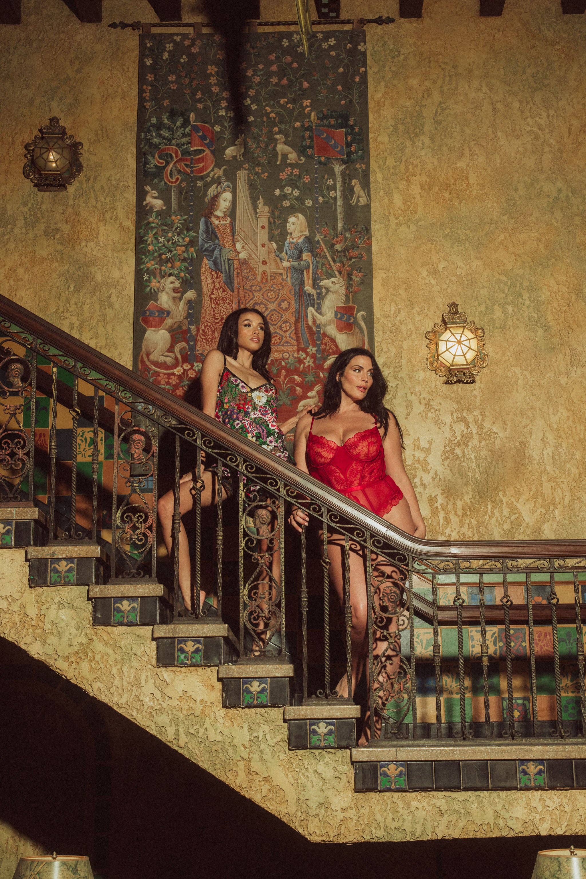 ROSSO COLLEZIONE RICAMO KILO BRAVA - SCARLETT - BODY CON FERRETTO in vendita all'ingrosso su Faire2