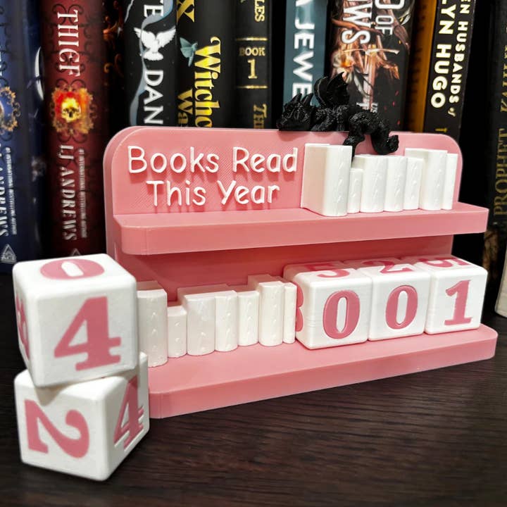 Compteur de livres lus en arc : Décor de rat de bibliothèque avec dés pour la vente par The Printed Maniac