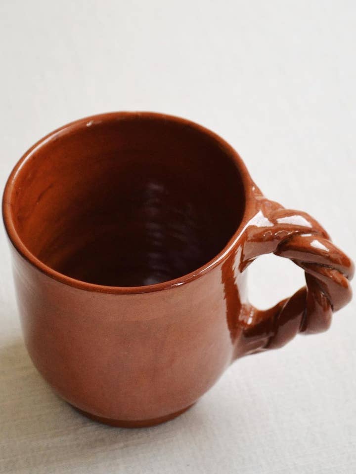 Håndlavede keramikkrus i blå og grøn for engroshandel hos Cerámica Roca Caus