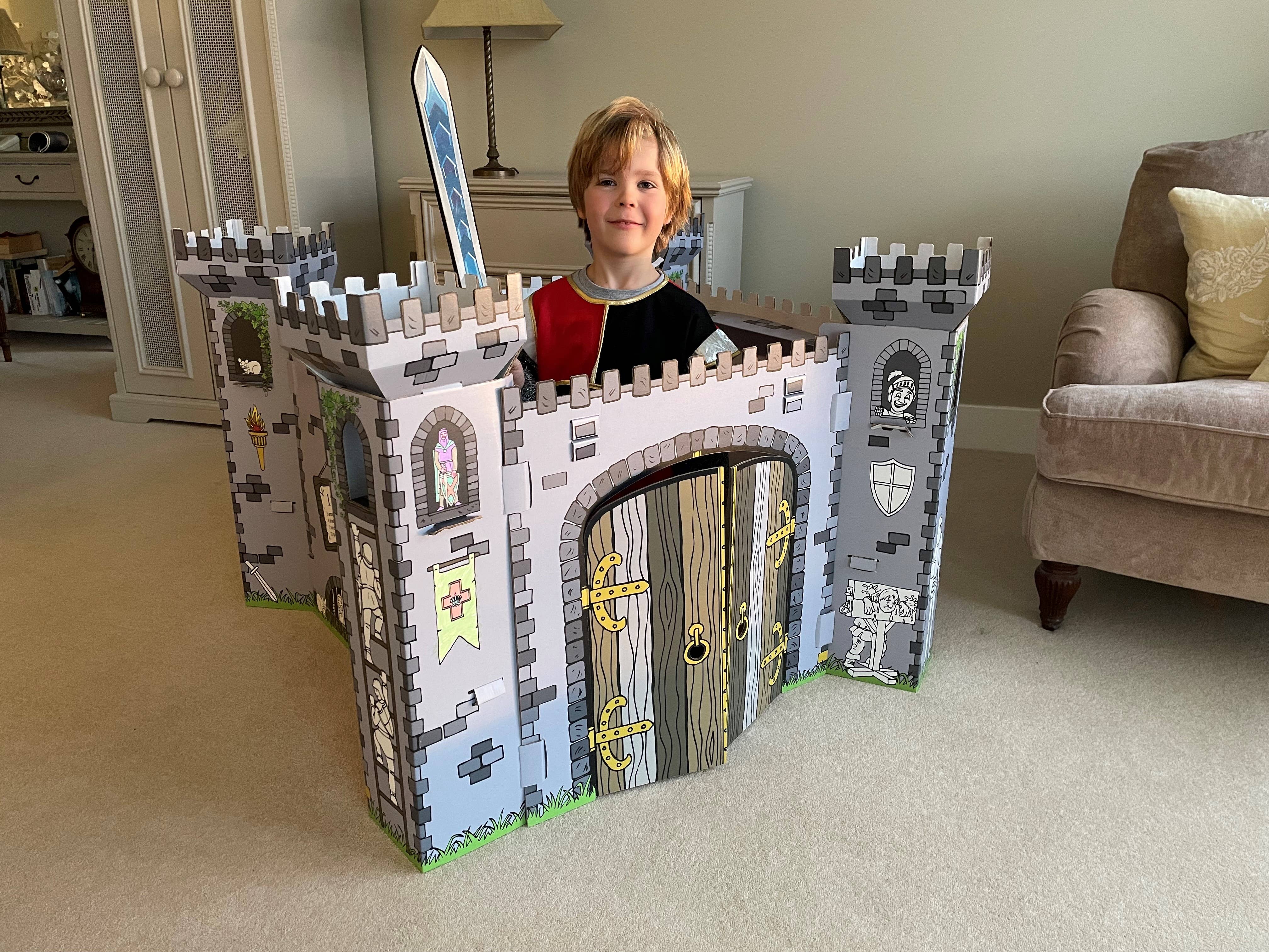 The Toy Tribe - Vendita all'ingrosso Kit per lavoretti fai da te - Bambini - Cardboard Play Castle - Casetta da gioco per bambini1