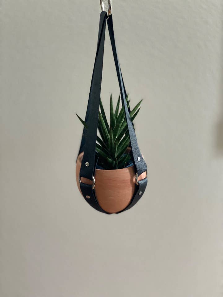 Violette plantenhanger voor wholesale door Lost Generation Goods