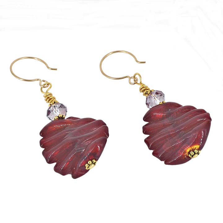 Boucles d'oreilles en perles de verre vénitiennes Red Wave avec cristaux autrichiens sur des fils de boucles d'oreilles remplis d'or pour la vente par Viktoria Simonë